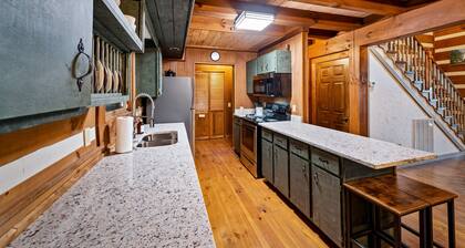 Boulder Pointe- fire pit, hot tub, incredible views!