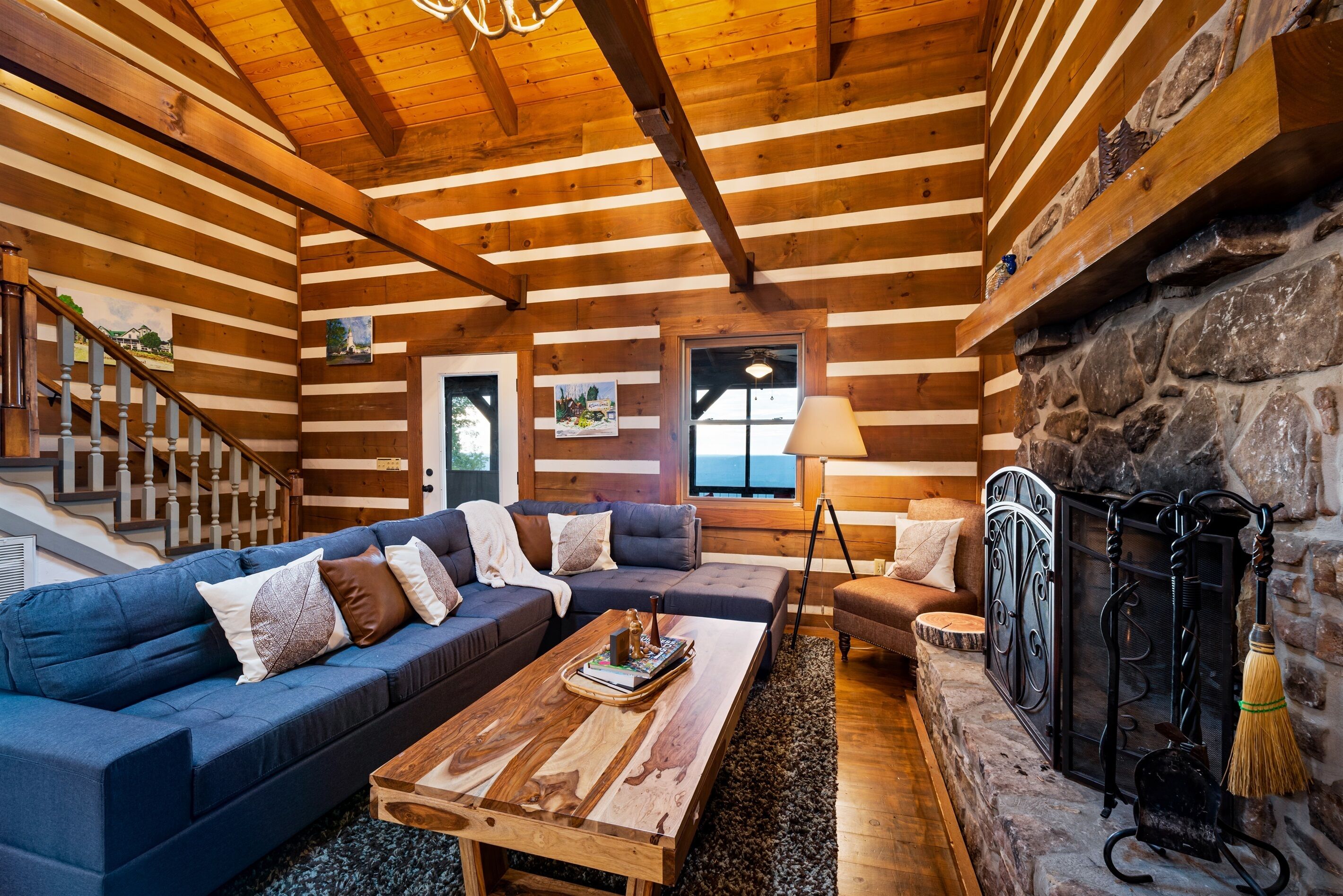 Boulder Pointe- fire pit, screened porch with hot tub and amazing views