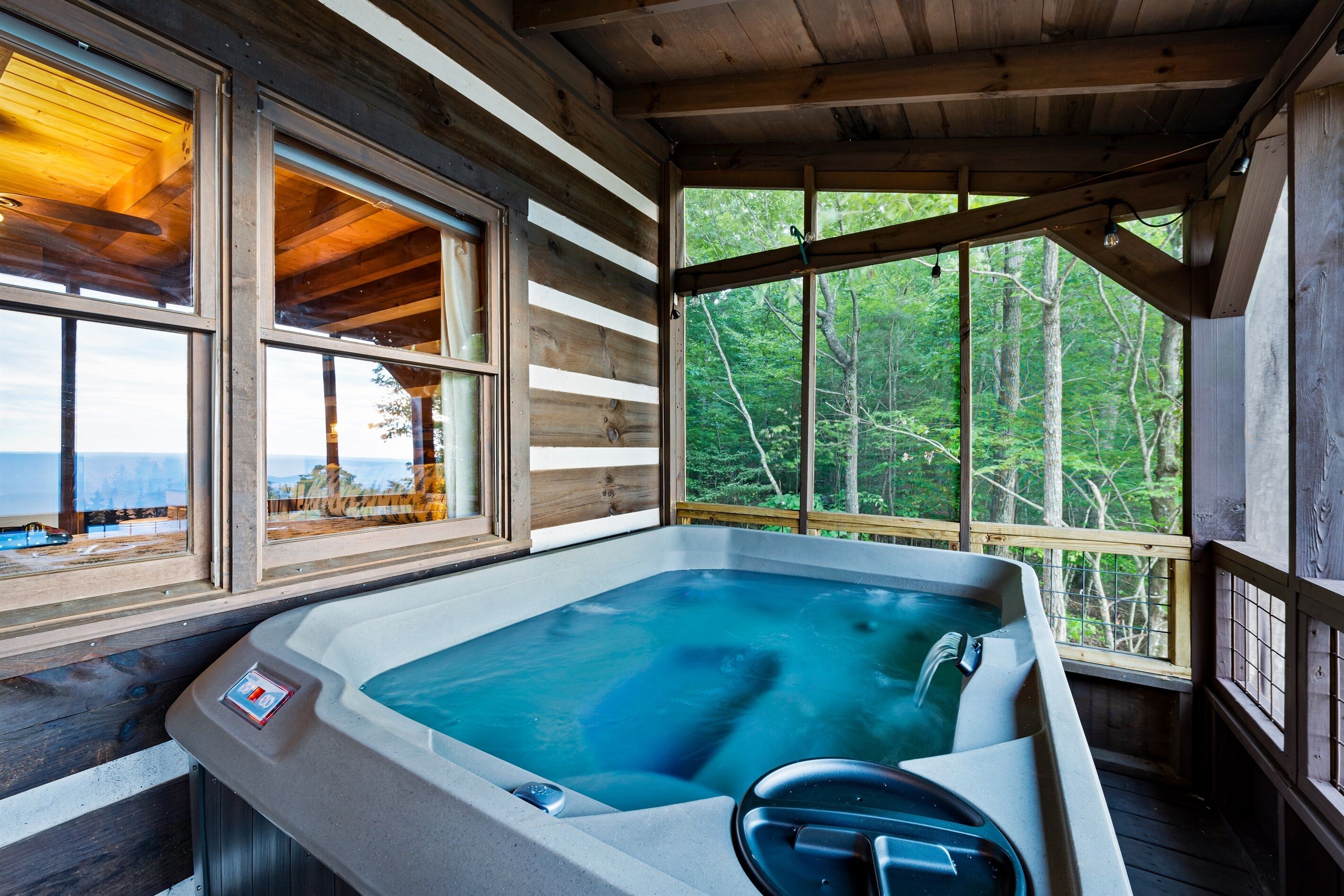 Boulder Pointe- fire pit, screened porch with hot tub and amazing views