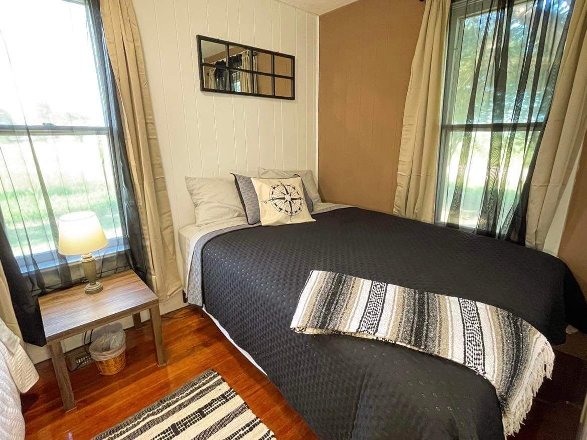 Cozy private Lakehouse with prime fishing, hunting, and lake access.