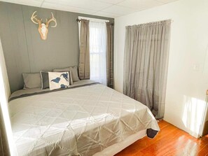 3 bedrooms, desk, WiFi, bed sheets