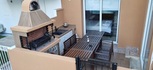 2br-7 Guests-free Parking-pool-aircon