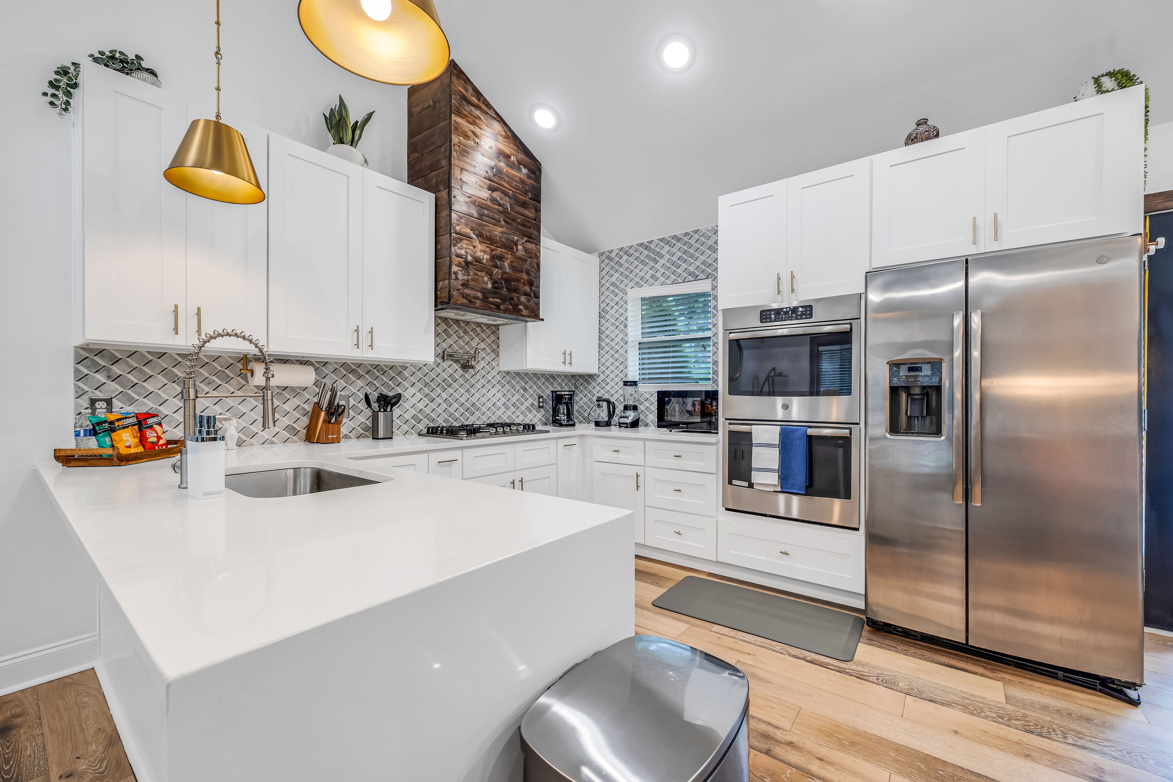 Jääkaappi, mikroaaltouuni, uuni, liesi