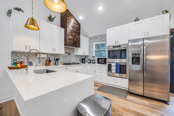 Refrigerador, microondas, horno y parrilla de estufa 