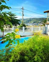 Una piscina al aire libre (de 08:00 a 21:00), sombrillas