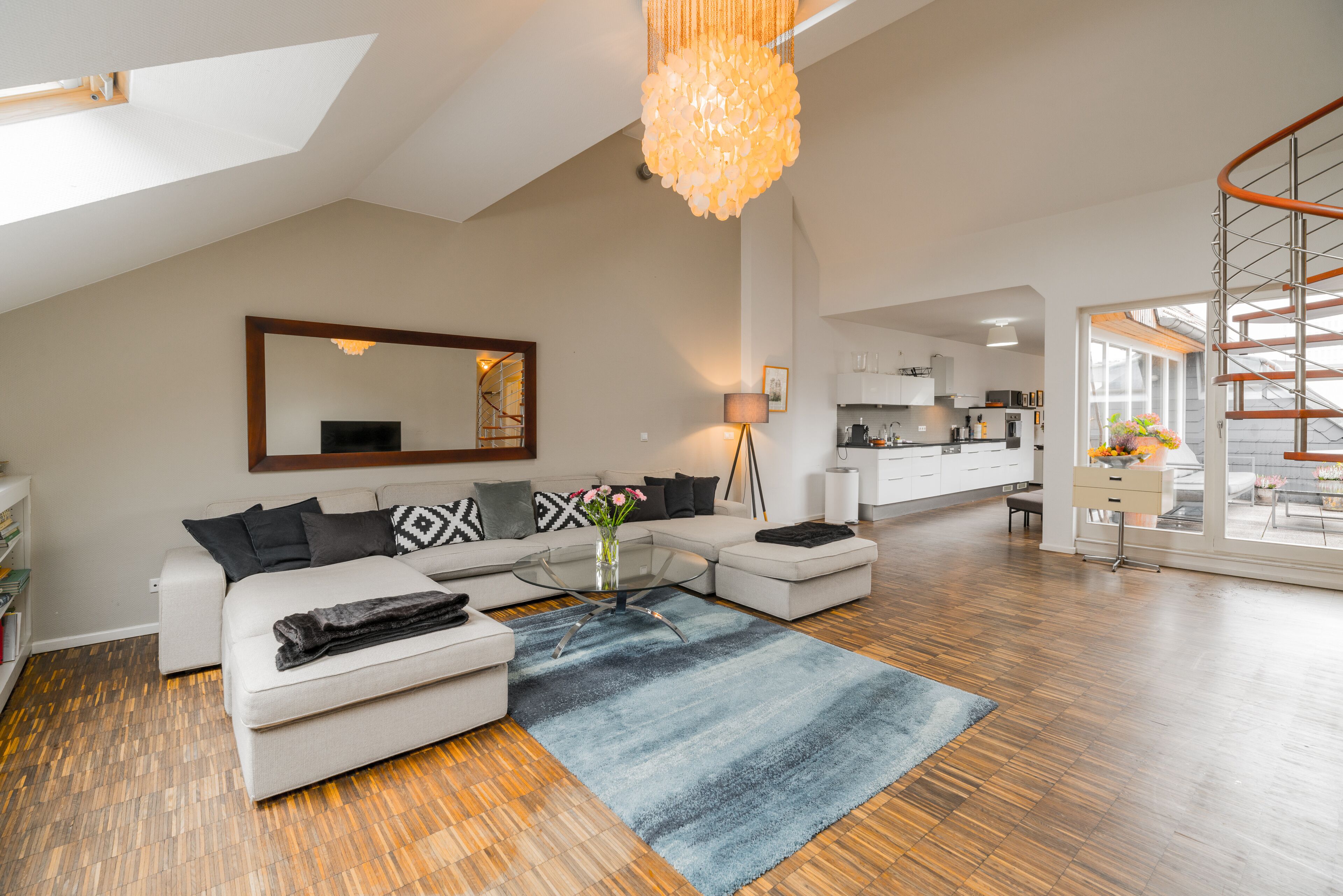 Spacious, luxurious top floor apartment with terrace in Berlin MITTE