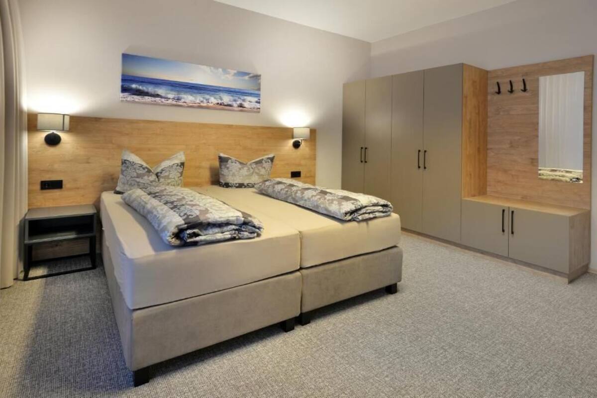 Een bureau, een laptopwerkplek, gratis wifi, beddengoed