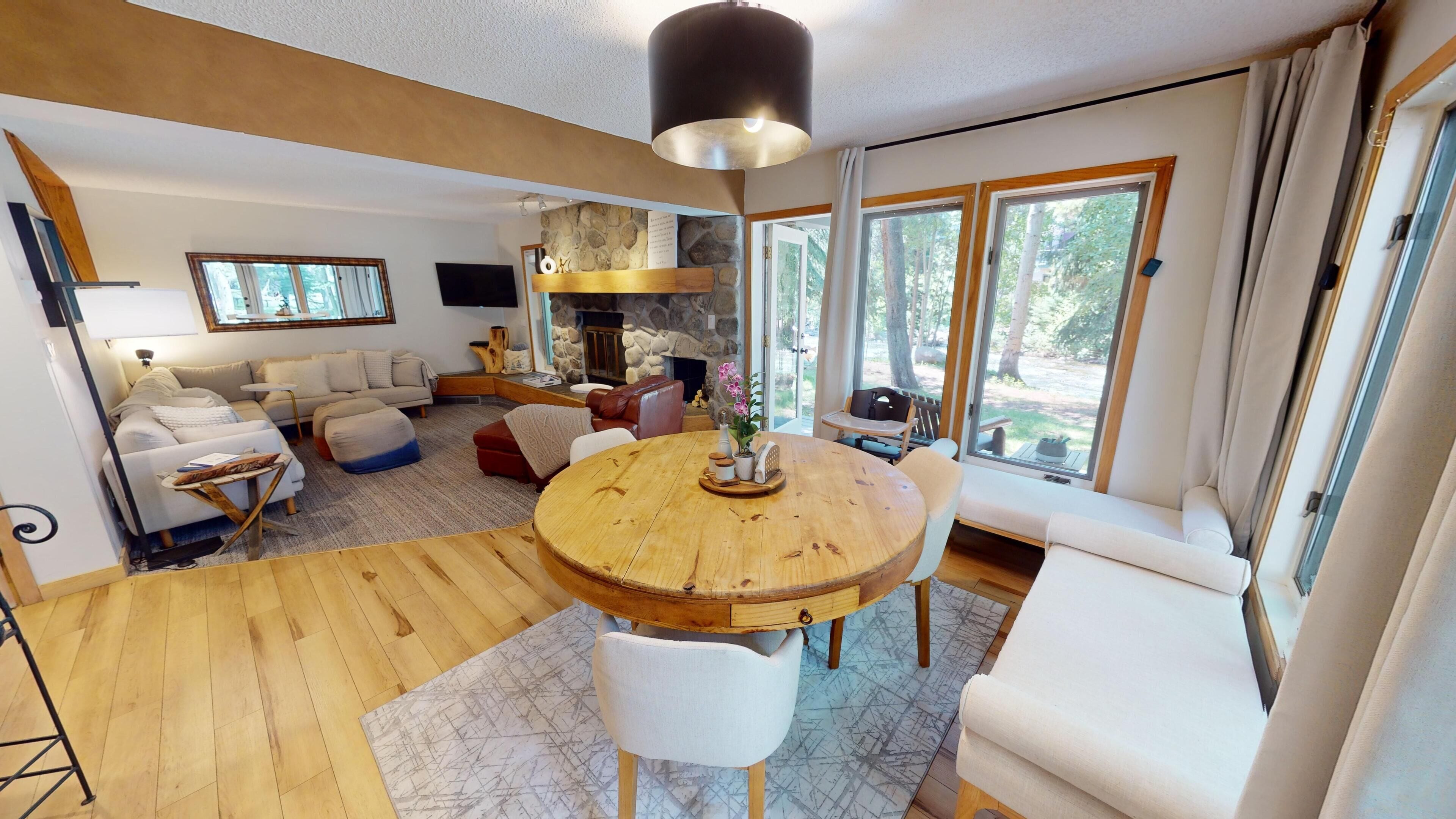 Pet Friendly-On River! Pool, 2 Hot Tubs. Walk or Easy Drive to Dining, Shops
