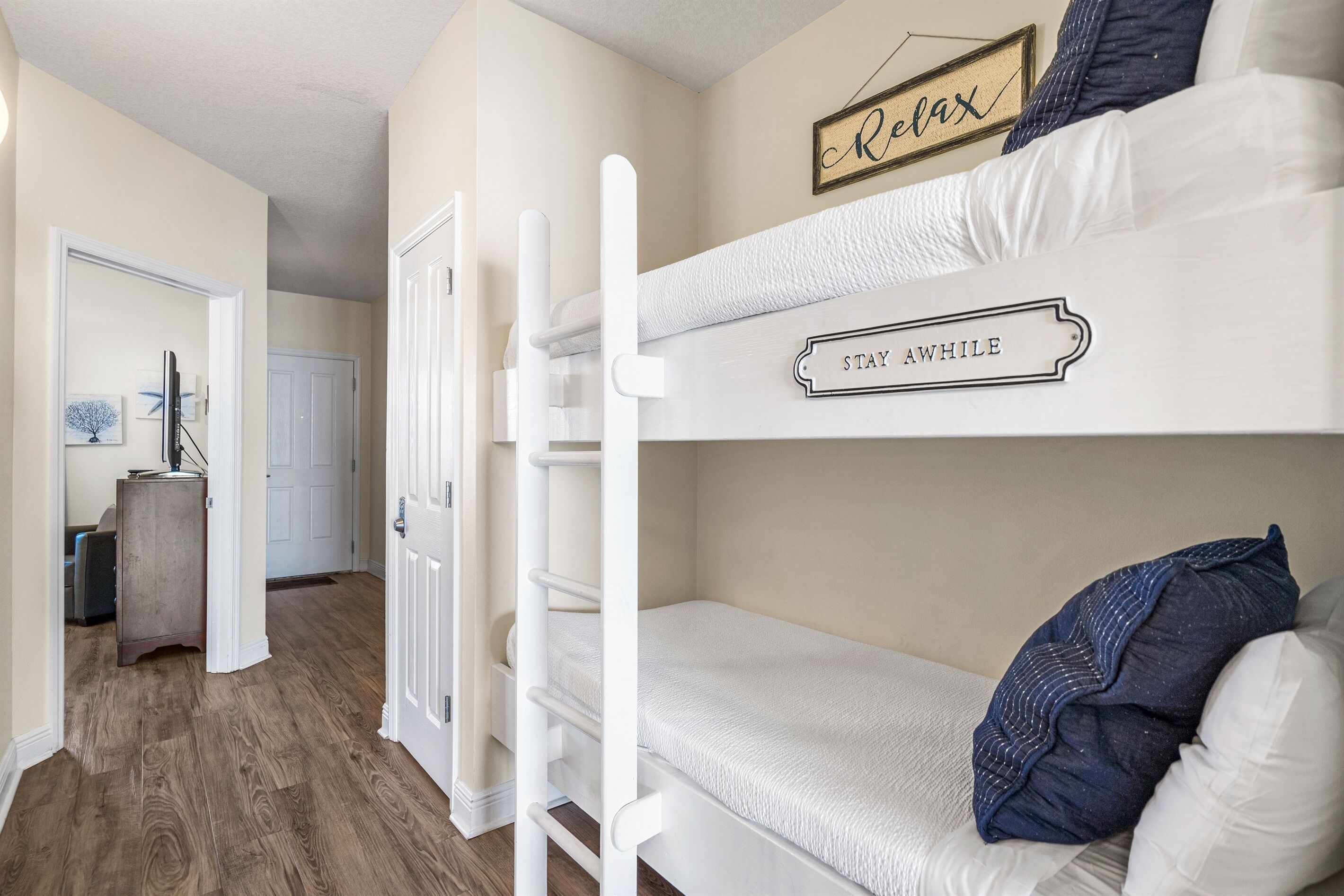 Uma cama beliche com uma placa que diz "NÃO SE APROXIME" e uma placa acima com a inscrição "Relaxe".