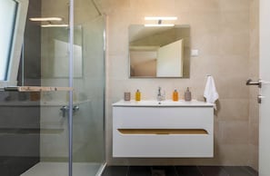 Een douche, een haardroger, handdoeken, shampoo