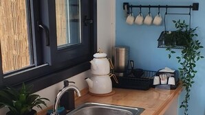 Comfort Chalet | Private kitchenette | Coffee/tea maker, mini-fridge, stovetop, electric kettle - Milla Serenity (Sile)