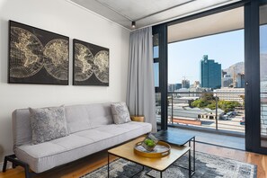 City-Apartment | Wohnbereich | 48-Zoll-Flachbildfernseher mit Kabelempfang, Fernseher, Netflix