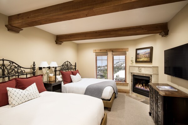 Hotel 2 Queen Hotel Room By Redawning - Park City, UT