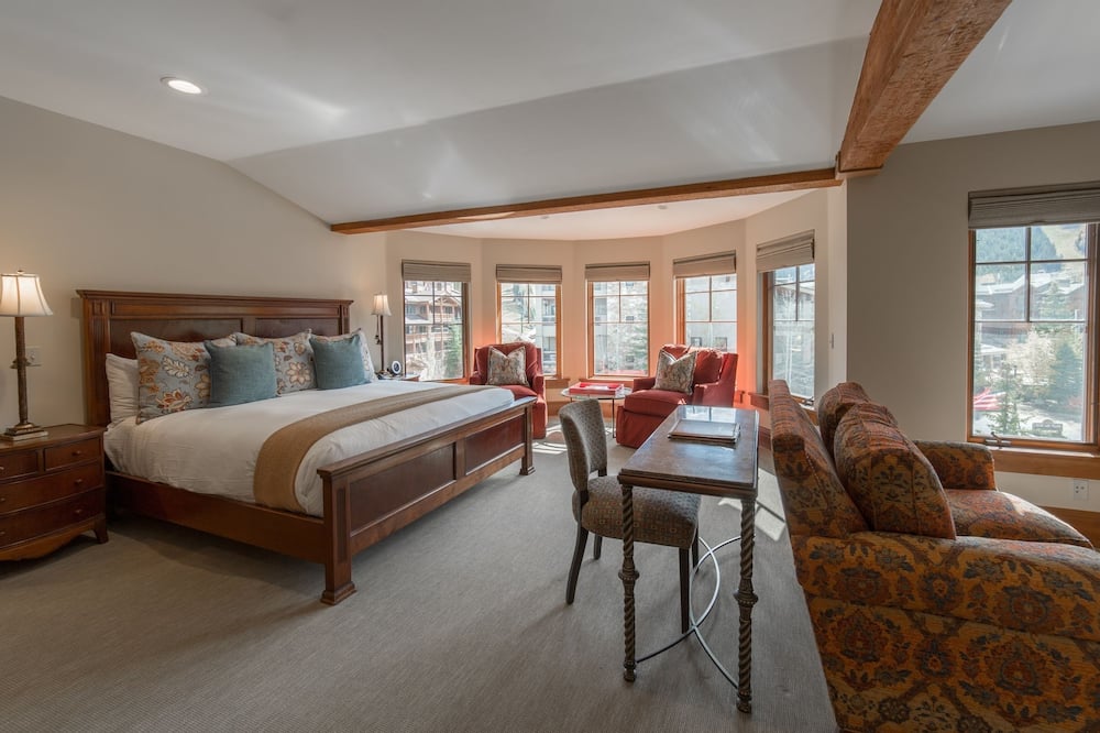 Deluxe King 1 Bedroom Hotel Room by RedAwning