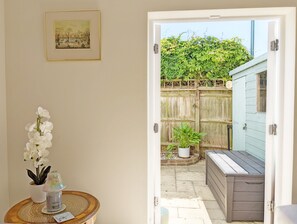 Interior - Pears Grove - Southbourne  -  a family house that sleeps 6 guests  in 3 bedrooms (Emsworth)