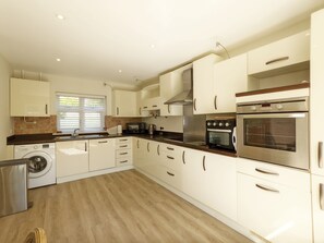 Fridge, microwave, oven, dishwasher - Pears Grove - Southbourne  -  a family house that sleeps 6 guests  in 3 bedrooms (Emsworth)