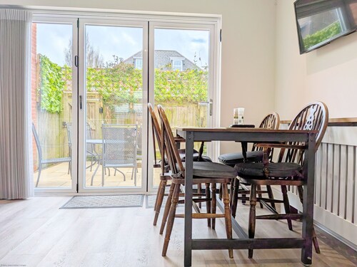 Pears Grove - Southbourne  -  a family house that sleeps 6 guests  in 3 bedrooms