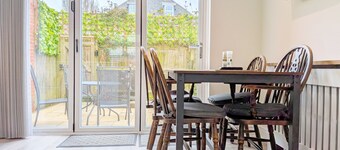 Pears Grove - Southbourne  -  a family house that sleeps 6 guests  in 3 bedrooms