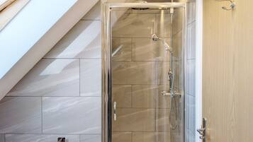 Combined shower/bathtub, hair dryer, towels
