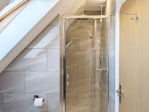 Combined shower/tub, hair dryer, towels