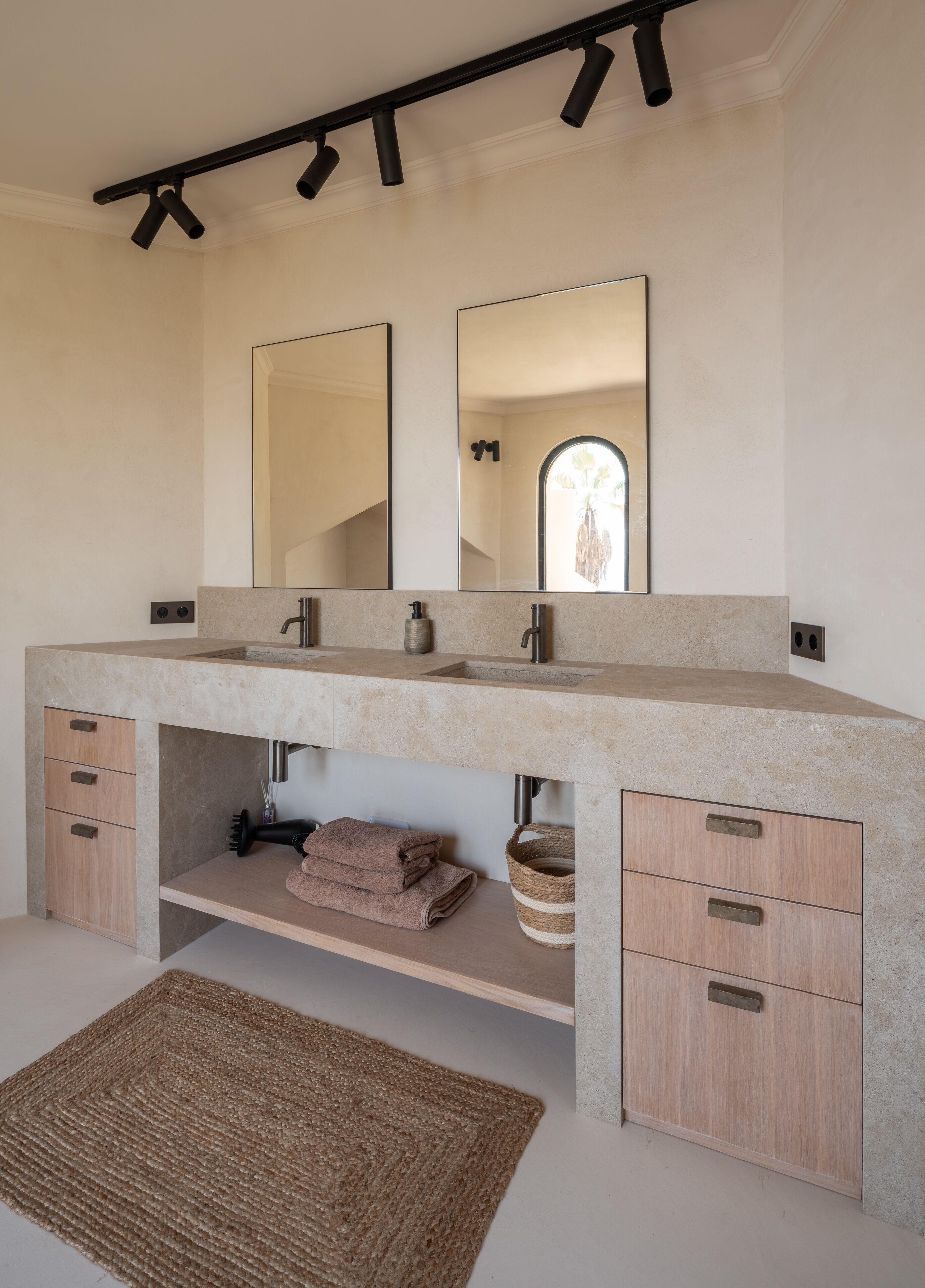 Extraordinary luxury villa on top off the sea with 9 bedrooms, private pool, bar