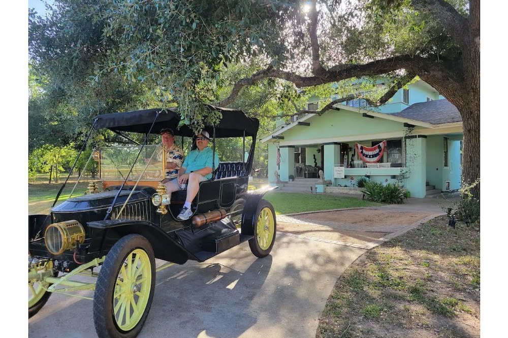 Victorian 1920s 5 bdrm w/ Pool, antiquer’s dream