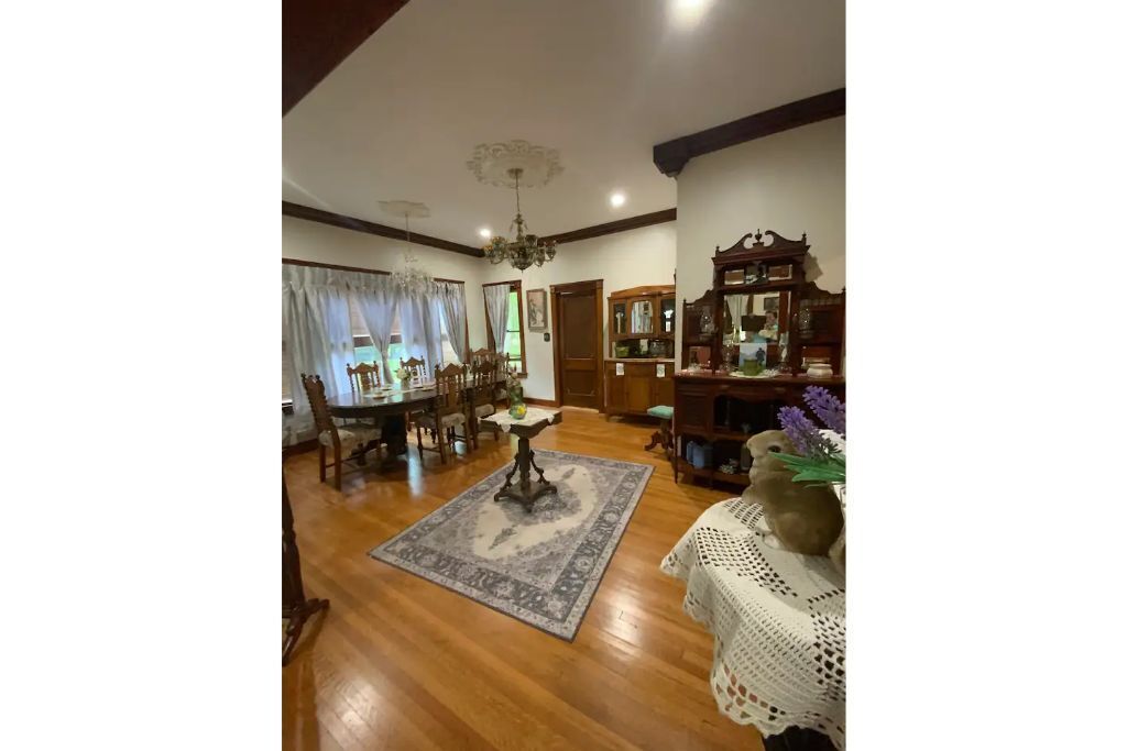 Victorian 1920s 5 bdrm w/ Pool, antiquer’s dream