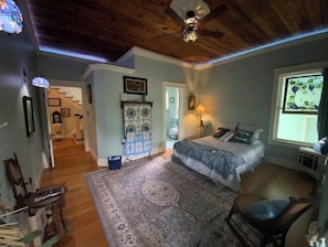 5 slaapkamers, een bureau, een strijkplank/strijkijzer, gratis wifi