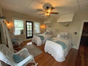 5 bedrooms, desk, iron/ironing board, free WiFi - Victorian 1920s 5 bdrm w/ Pool, antiquer’s dream (West Point)