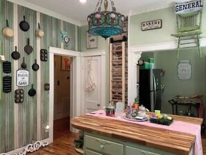 Interior - Victorian 1920s 5 bdrm w/ Pool, antiquer’s dream (West Point)