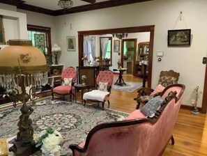 Lobby - Victorian 1920s 5 bdrm w/ Pool, antiquer’s dream (West Point)