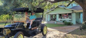 Victorian 1920s 5 bdrm w/ Pool, antiquer’s dream