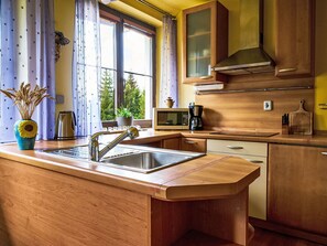 Refrigerador, microondas y utensilios de cocina 