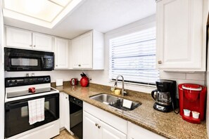Private kitchen - Park Shore Resort-Deluxe Top Floor, BLDGE#332 (Park Shore Resort)