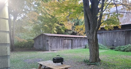 SPORTSMAN/COUPLES RETREAT. Close to Lakes, Rivers, & Beautiful Ludington
