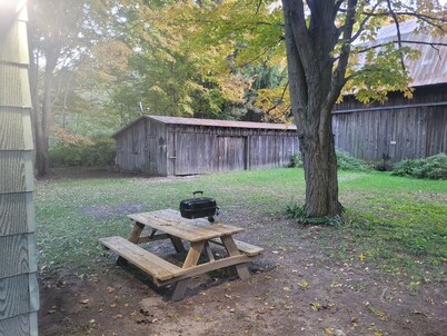 SPORTSMAN/COUPLES RETREAT. Close to Lakes, Rivers, & Beautiful Ludington