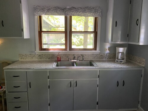 SPORTSMAN/COUPLES RETREAT. Close to Lakes, Rivers, & Beautiful Ludington