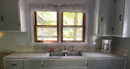 SPORTSMAN/COUPLES RETREAT. Close to Lakes, Rivers, & Beautiful Ludington