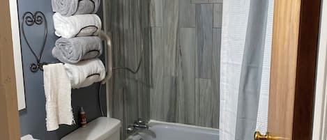 Ensemble baignoire-douche, serviettes fournies, savon
