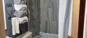 SPORTSMAN/COUPLES RETREAT. Close to Lakes, Rivers, & Beautiful Ludington