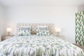 2 slaapkamers, een bureau, een strijkplank/strijkijzer, reisbedje