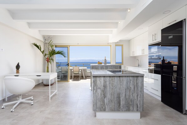 Een koelkast, een magnetron, een oven, een kookplaat