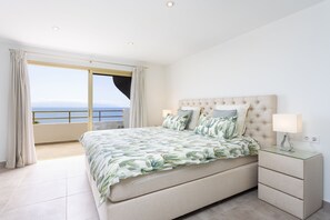 2 slaapkamers, een bureau, een strijkplank/strijkijzer, reisbedje