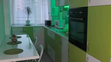Studio, 1 Queen Bed | Private kitchen | Fridge, microwave, oven, stovetop