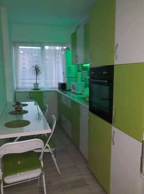 Studio - 1 queensize-säng | Eget kök | Kylskåp, mikrovågsugn, ugn och spishäll