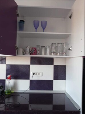 Studio, 1 Queen Bed | Private kitchen | Fridge, microwave, oven, stovetop