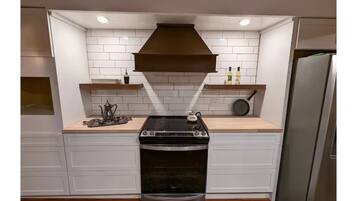 Coffee/tea maker, fridge, microwave, oven