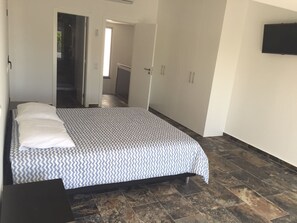 3 bedrooms, iron/ironing board, travel crib, WiFi