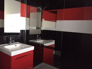 Dusj, hårføner, håndklær og toalettpapir