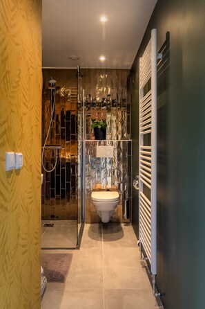 Dusche, Haartrockner, Handtücher, Seife